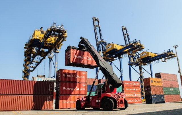 Serviço com transbordo ou serviço unq o mundo dos negocios importacao